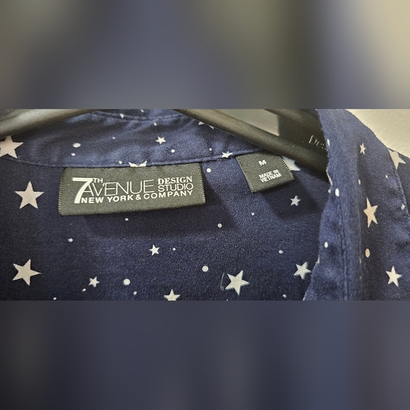 7th Avenue Design Studio New York & Co Navy Blouse With Stars Women's Medium - Picture 7 of 8